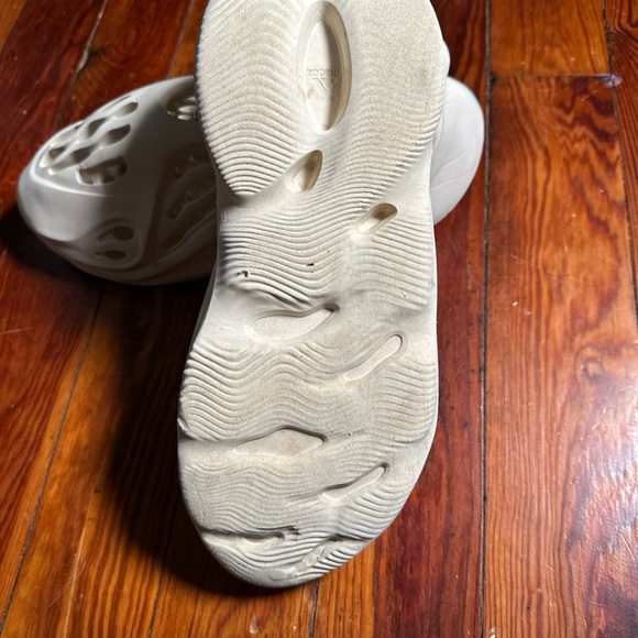 Men’s 11 Adidas Foam Runner Yeezy White Kanye West Slides Slip on Shoes Slippers - Picture 9 of 15